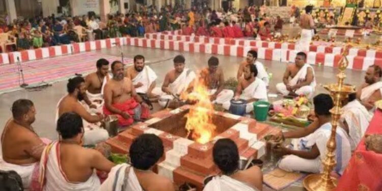 கோவை ராம் நகர் அய்யப்பன் பூஜா சங்க 75-வது ஆண்டு பெருவிழா  தங்கக் கவச அலங்காரத்தில் சுவாமி தரிசனம்