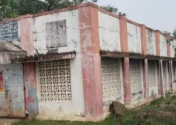 பள்ளிப்பாளையம் பேருந்து நிலைய மேற்கூரை விவகாரம்: மதுபானப் புகாரால் பரபரப்பு!