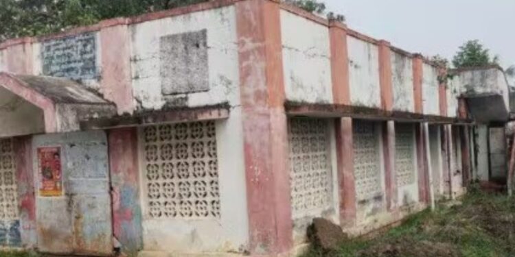 பள்ளிப்பாளையம் பேருந்து நிலைய மேற்கூரை விவகாரம்: மதுபானப் புகாரால் பரபரப்பு!