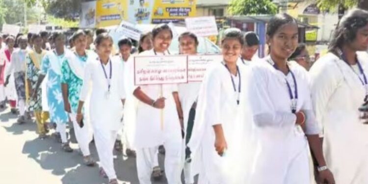 பணி நிரந்தரம் கோரி நாமக்கல்லில் செவிலியர்கள் காத்திருப்பு போராட்டம்