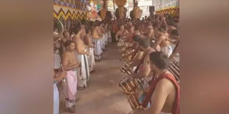 ஆண்டுக்கு ஒருமுறை மட்டுமே திறக்கப்படும் அதிசயம் பாலக்காடு புளியல் பகவதி அம்மன் கோவில் திருவிழா