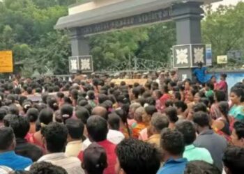 நாகையில் அடிப்படை வசதி கோரி மீனவர்கள் விஸ்வரூபப் போராட்டம் 