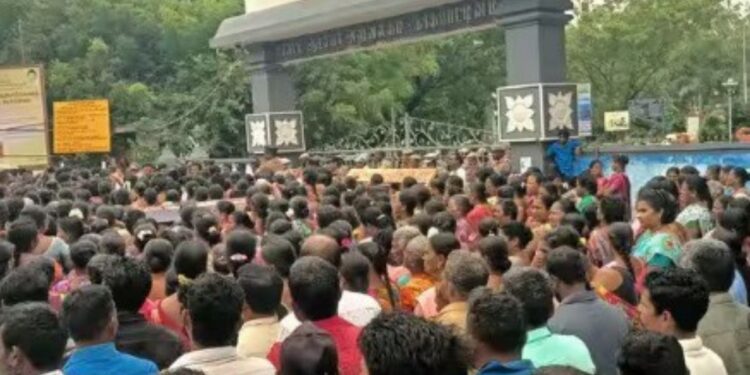 நாகையில் அடிப்படை வசதி கோரி மீனவர்கள் விஸ்வரூபப் போராட்டம் 