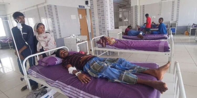 கீழ்வேளூர் கடைவீதியில் வெறிநாய் அட்டகாசம்  முதியவர் உள்பட 8 பேருக்கு நேர்ந்த கொடூர பாதிப்பு