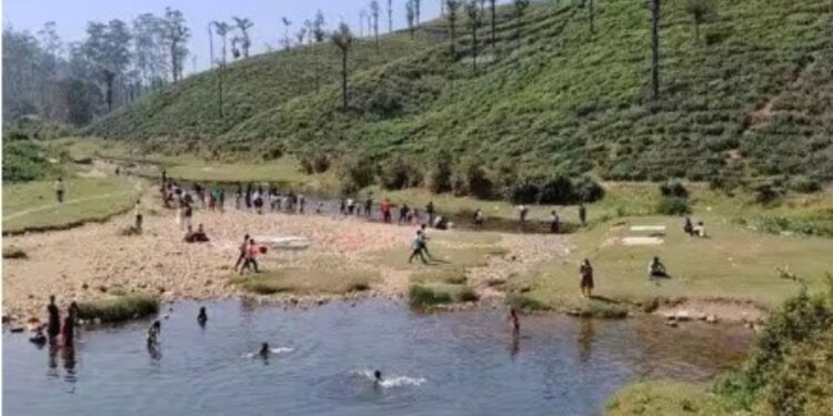 வால்பாறையில் குவிந்த சுற்றுலா பயணிகள்  தங்குமிடங்கள் ‘ஹவுஸ்புல்’