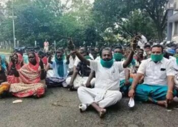 நாகையில் அழுகிய பயிர்களுடன் விவசாயிகள் வாயில் துணி கட்டி நூதனப் போராட்டம்