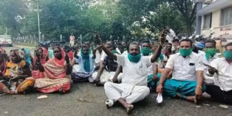 நாகையில் அழுகிய பயிர்களுடன் விவசாயிகள் வாயில் துணி கட்டி நூதனப் போராட்டம்