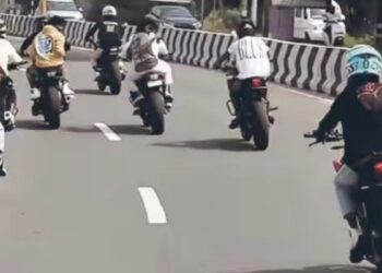 கோவை நெடுஞ்சாலையில் வாலிபர்களின் ‘வீலிங்’ அட்டகாசம் உயிரைப் பணயம் வைத்து பைக் சாகசம் செய்வதால் வாகன ஓட்டிகள் பீதி