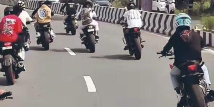 கோவை நெடுஞ்சாலையில் வாலிபர்களின் ‘வீலிங்’ அட்டகாசம் உயிரைப் பணயம் வைத்து பைக் சாகசம் செய்வதால் வாகன ஓட்டிகள் பீதி