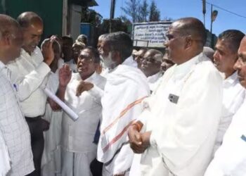 பெம்பட்டி கிராமத்திற்கு அரசு பேருந்துகளை இயக்கக் கோரி முற்றுகை கிராம மக்கள் வாக்குவாதம்!