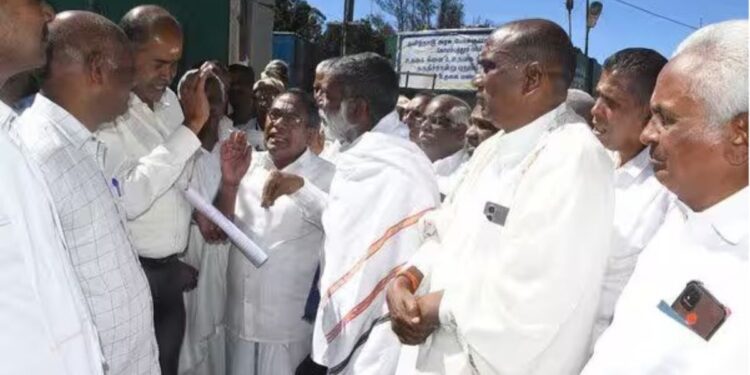 பெம்பட்டி கிராமத்திற்கு அரசு பேருந்துகளை இயக்கக் கோரி முற்றுகை கிராம மக்கள் வாக்குவாதம்!