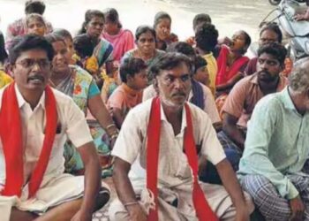 குளித்தலையில் பாதியில் நின்ற கழிப்பிடப் பணி தாலுகா அலுவலகத்தை முற்றுகையிட்ட பொதுமக்கள்