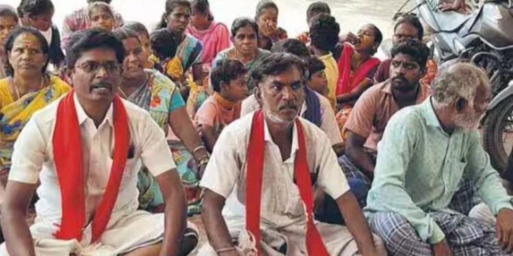 குளித்தலையில் பாதியில் நின்ற கழிப்பிடப் பணி தாலுகா அலுவலகத்தை முற்றுகையிட்ட பொதுமக்கள்