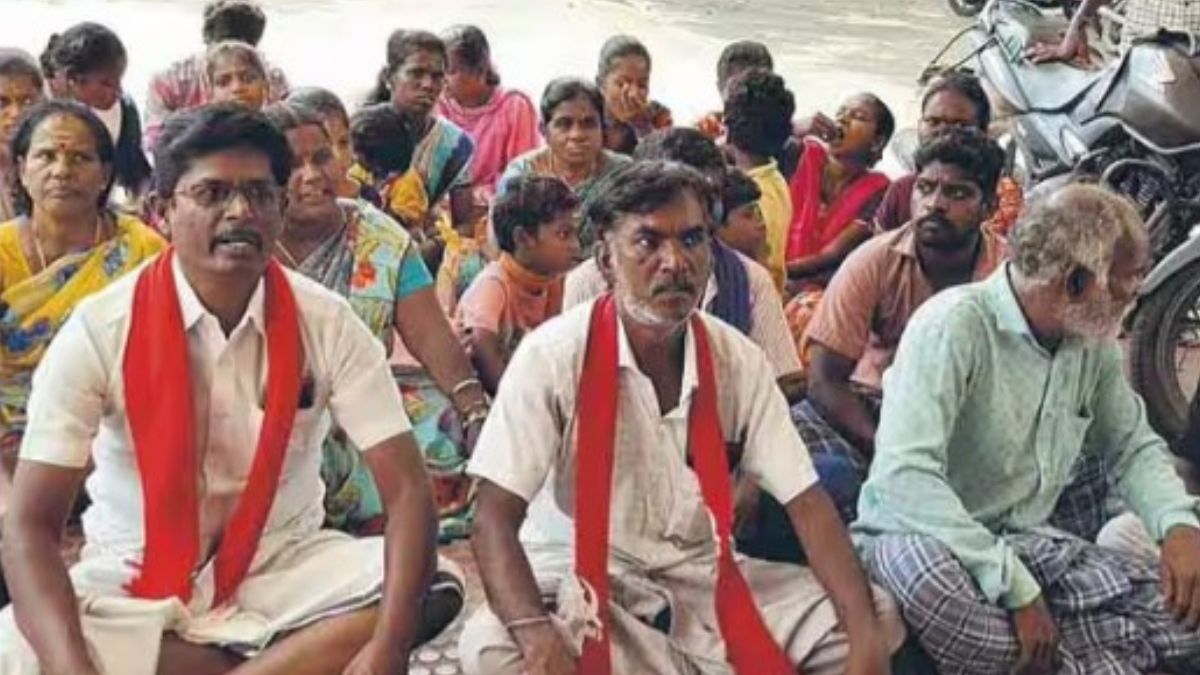 குளித்தலையில் பாதியில் நின்ற கழிப்பிடப் பணி தாலுகா அலுவலகத்தை முற்றுகையிட்ட பொதுமக்கள்