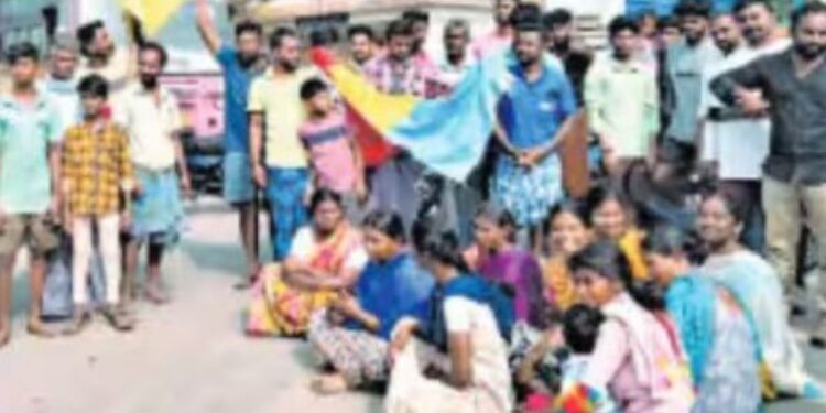 செம்படாபாளையத்தில் ‘சந்துக்கடை’ மது விற்பனைக்கு எதிராகப் பொதுமக்கள் அதிரடி சாலை மறியல்