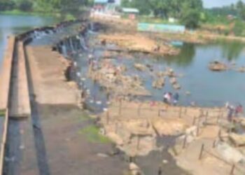 கொடிவேரி அணைக்கு ‘நோ’ சொல்லும் சுற்றுலா பயணிகள்  கடும் குளிரோடு அருவியும் காணாமல் போனதால் ஏமாற்றம்