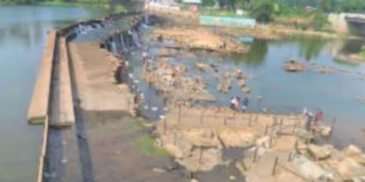 கொடிவேரி அணைக்கு ‘நோ’ சொல்லும் சுற்றுலா பயணிகள்  கடும் குளிரோடு அருவியும் காணாமல் போனதால் ஏமாற்றம்