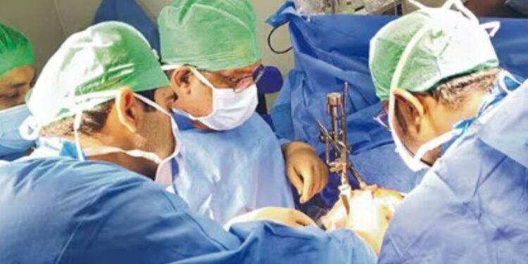 உறுப்பு மாற்று அறுவை சிகிச்சையில் சாதனை  மூளைச்சாவு அடைந்தவர்களிடமிருந்து பெறப்பட்ட உறுப்புகள் மூவருக்குப் பொருத்தம்