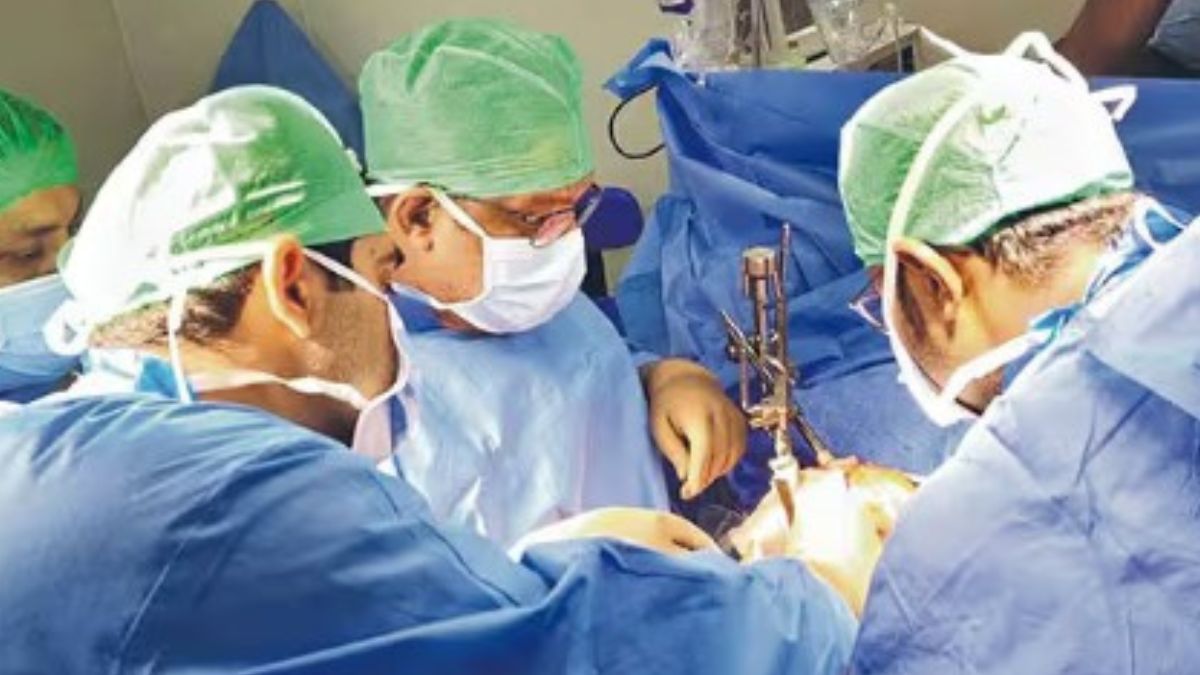 உறுப்பு மாற்று அறுவை சிகிச்சையில் சாதனை  மூளைச்சாவு அடைந்தவர்களிடமிருந்து பெறப்பட்ட உறுப்புகள் மூவருக்குப் பொருத்தம்