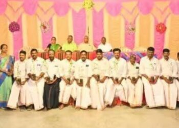 30 ஆண்டுகால நட்பு: நத்தம் சிறுகுடி அரசுப் பள்ளியில் முன்னாள் மாணவர்கள் நெகிழ்ச்சி சந்திப்பு