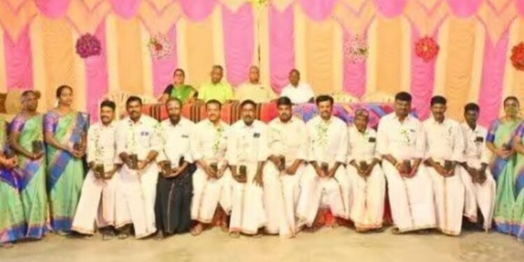30 ஆண்டுகால நட்பு: நத்தம் சிறுகுடி அரசுப் பள்ளியில் முன்னாள் மாணவர்கள் நெகிழ்ச்சி சந்திப்பு