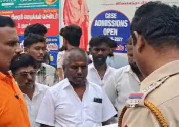 மத உணர்வுகளைப் புண்படுத்தும் நோட்டீஸ் விநியோகம் இந்து அமைப்புகள் முற்றுகை!