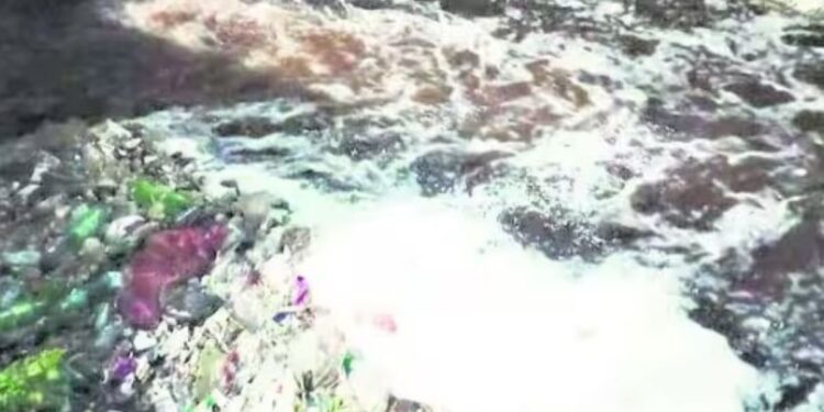 பள்ளிப்பாளையம் ஒட்டமெத்தை வடிகாலில் நள்ளிரவில் வெளியேற்றப்படும் நச்சு நீர்