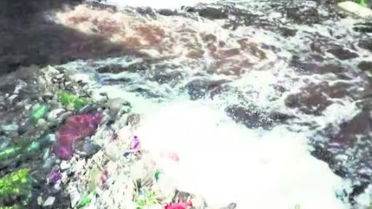 பள்ளிப்பாளையம் ஒட்டமெத்தை வடிகாலில் நள்ளிரவில் வெளியேற்றப்படும் நச்சு நீர்