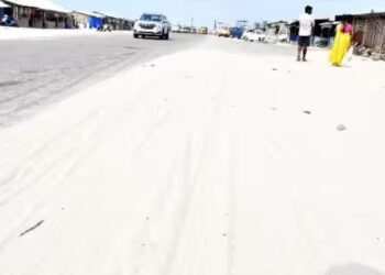 தனுஷ்கோடி தேசிய நெடுஞ்சாலையில் மலைபோல் குவிந்த மணல் வாகனங்கள் விபத்துக்குள்ளாகும் சுற்றுலாப் பயணிகள் கடும் அவதி