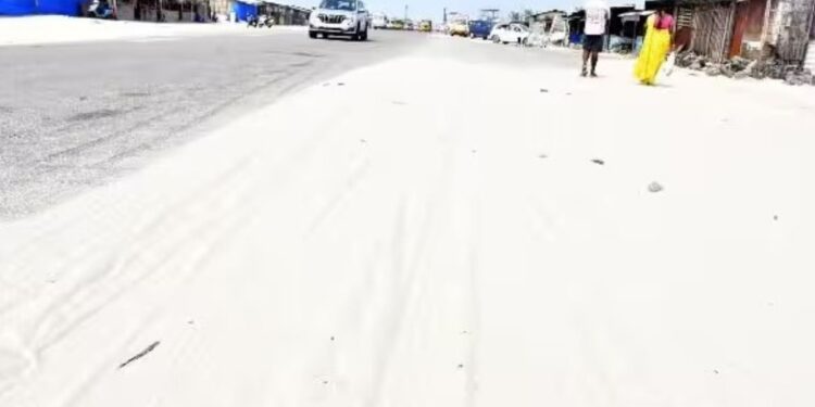 தனுஷ்கோடி தேசிய நெடுஞ்சாலையில் மலைபோல் குவிந்த மணல் வாகனங்கள் விபத்துக்குள்ளாகும் சுற்றுலாப் பயணிகள் கடும் அவதி