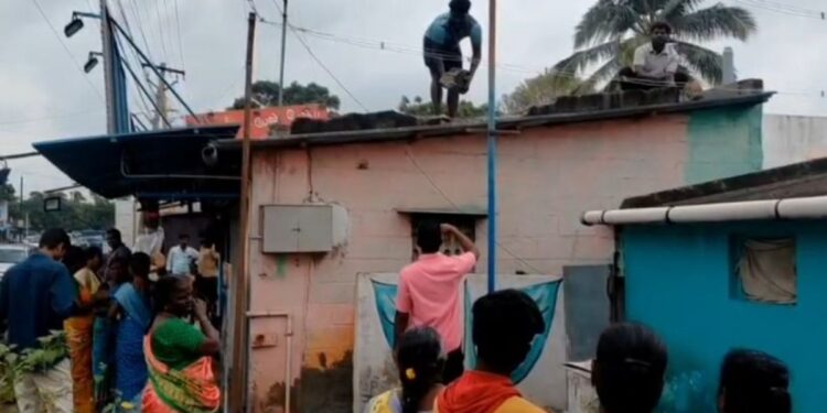 ஜவுளிக்கடையில் மேற்கூரையை உடைத்து நூதன கொள்ளை – மர்ம நபர்களுக்கு வலைவீச்சு!