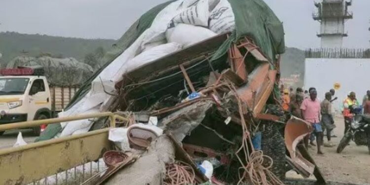 தொப்பூர் கணவாயில் கோர விபத்து: ஆறு வாகனங்கள் மீது லாரி மோதி 4 பேர் பலி