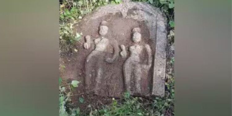 உசிலம்பட்டியில் மண்ணில் புதைந்து வரும் வீர வரலாறுகள்: ‘வளரி’ நடுகற்களைப் பாதுகாக்கக் கோரிக்கை