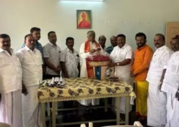 திண்டுக்கல் ஆயர் நேரில் சந்தித்து கிறிஸ்துமஸ் வாழ்த்து தெரிவித்தார் திண்டுக்கல் சீனிவாசன்