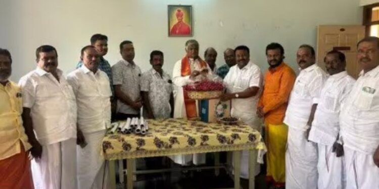 திண்டுக்கல் ஆயர் நேரில் சந்தித்து கிறிஸ்துமஸ் வாழ்த்து தெரிவித்தார் திண்டுக்கல் சீனிவாசன்