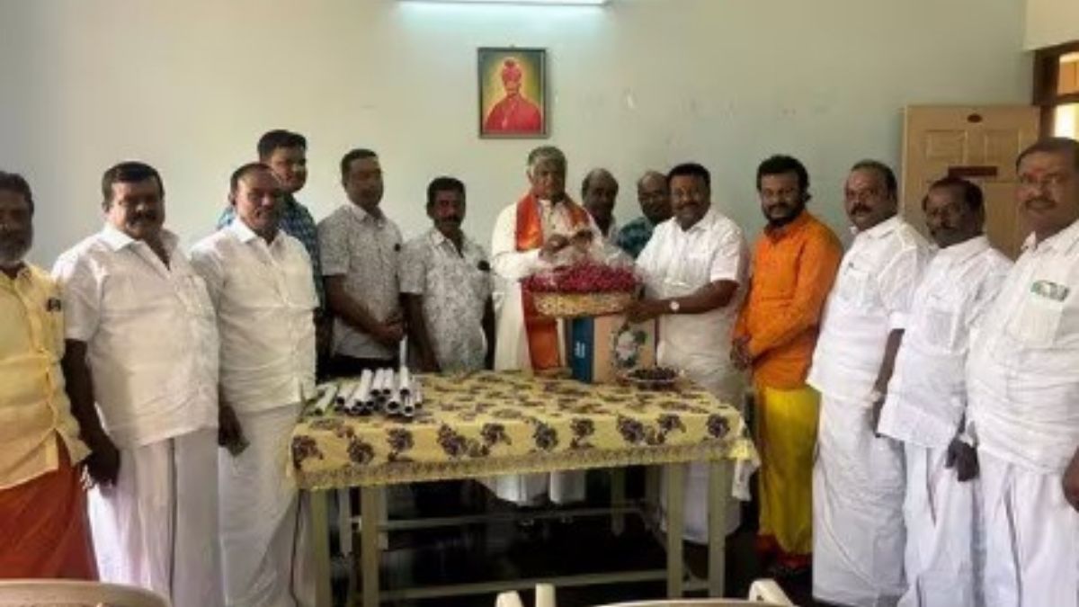 திண்டுக்கல் ஆயர் நேரில் சந்தித்து கிறிஸ்துமஸ் வாழ்த்து தெரிவித்தார் திண்டுக்கல் சீனிவாசன்