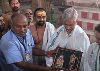 திருச்சி ஸ்ரீரங்கம் மற்றும் திருவானைக்காவல் கோயில்களில் மத்திய அமைச்சர் ஜெய்சங்கர் குடும்பத்துடன் சுவாமி தரிசனம்