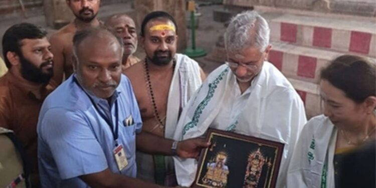 திருச்சி ஸ்ரீரங்கம் மற்றும் திருவானைக்காவல் கோயில்களில் மத்திய அமைச்சர் ஜெய்சங்கர் குடும்பத்துடன் சுவாமி தரிசனம்