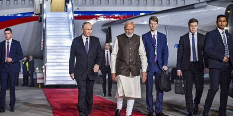 டில்லி ஜனாதிபதி மாளிகையில் ரஷ்ய அதிபர் புடினுக்கு மரியாதை மிக்க சிவப்பு கம்பள வரவேற்பு