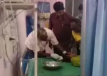 கோவில்பட்டி அரசு மருத்துவமனையில் அதிர்ச்சி நோயாளிக்கு சிகிச்சை அளித்த தூய்மைப் பணி மேற்பார்வையாளர் -வீடியோவால் பரப்பரப்பு!