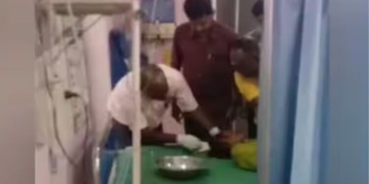 கோவில்பட்டி அரசு மருத்துவமனையில் அதிர்ச்சி நோயாளிக்கு சிகிச்சை அளித்த தூய்மைப் பணி மேற்பார்வையாளர் -வீடியோவால் பரப்பரப்பு!