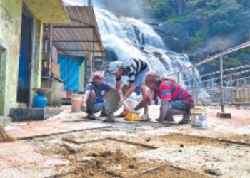 குற்றாலத்தில் ஐந்தருவியில் குளிக்க அனுமதி – மெயின் அருவியில் நீடிக்கும் தடை!