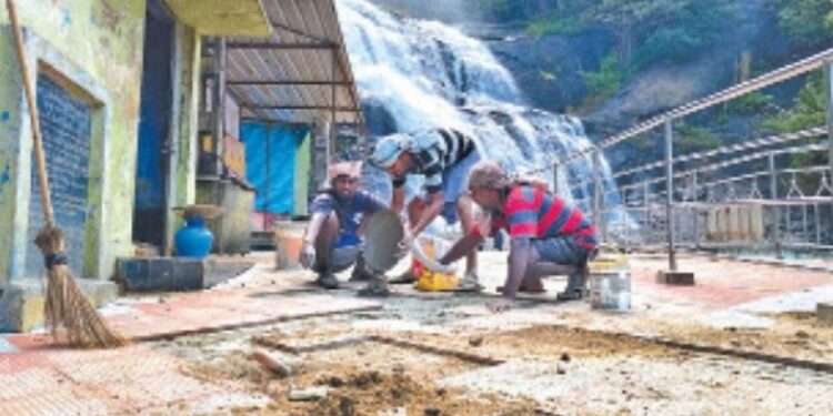 குற்றாலத்தில் ஐந்தருவியில் குளிக்க அனுமதி – மெயின் அருவியில் நீடிக்கும் தடை!