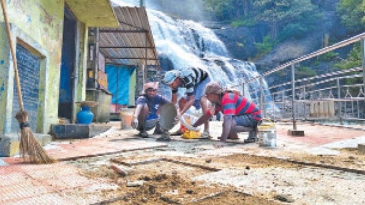 குற்றாலத்தில் ஐந்தருவியில் குளிக்க அனுமதி – மெயின் அருவியில் நீடிக்கும் தடை!