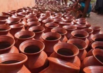 அழகர்கோவில் மூலிகை மண் வாசனையில் தயாராகும் பொங்கல் பானைகள்