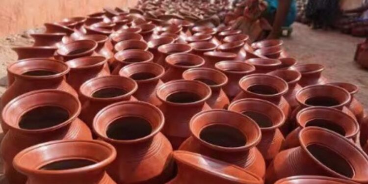 அழகர்கோவில் மூலிகை மண் வாசனையில் தயாராகும் பொங்கல் பானைகள்