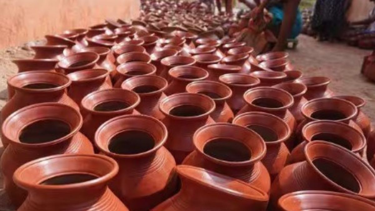 அழகர்கோவில் மூலிகை மண் வாசனையில் தயாராகும் பொங்கல் பானைகள்