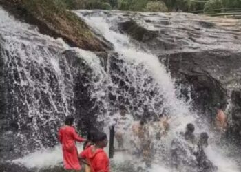 கிறிஸ்துமஸ் மற்றும் அரையாண்டு விடுமுறை கும்பக்கரை அருவியில் அலைமோதும் சுற்றுலாப் பயணிகள் கூட்டம்