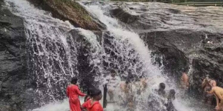 கிறிஸ்துமஸ் மற்றும் அரையாண்டு விடுமுறை கும்பக்கரை அருவியில் அலைமோதும் சுற்றுலாப் பயணிகள் கூட்டம்