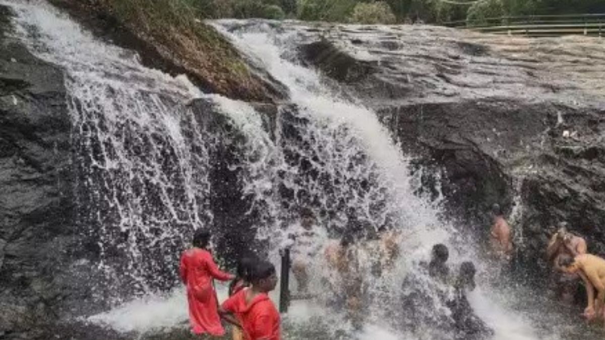 கிறிஸ்துமஸ் மற்றும் அரையாண்டு விடுமுறை கும்பக்கரை அருவியில் அலைமோதும் சுற்றுலாப் பயணிகள் கூட்டம்